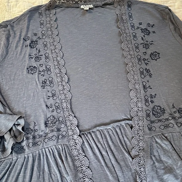 Eyeshadow Open Front Cardigan • Bell Sleeves • Grey w/ Black Floral Embroidery - Picture 14 of 14